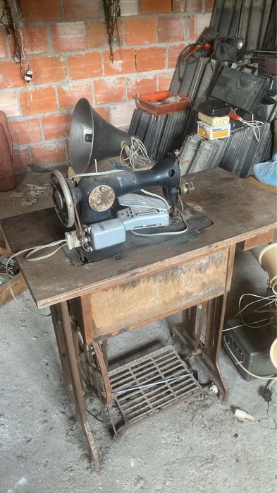 Maquina de costura e televisoes
