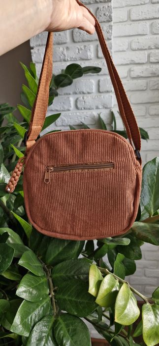 Маленька сумочка через плече з вельвету