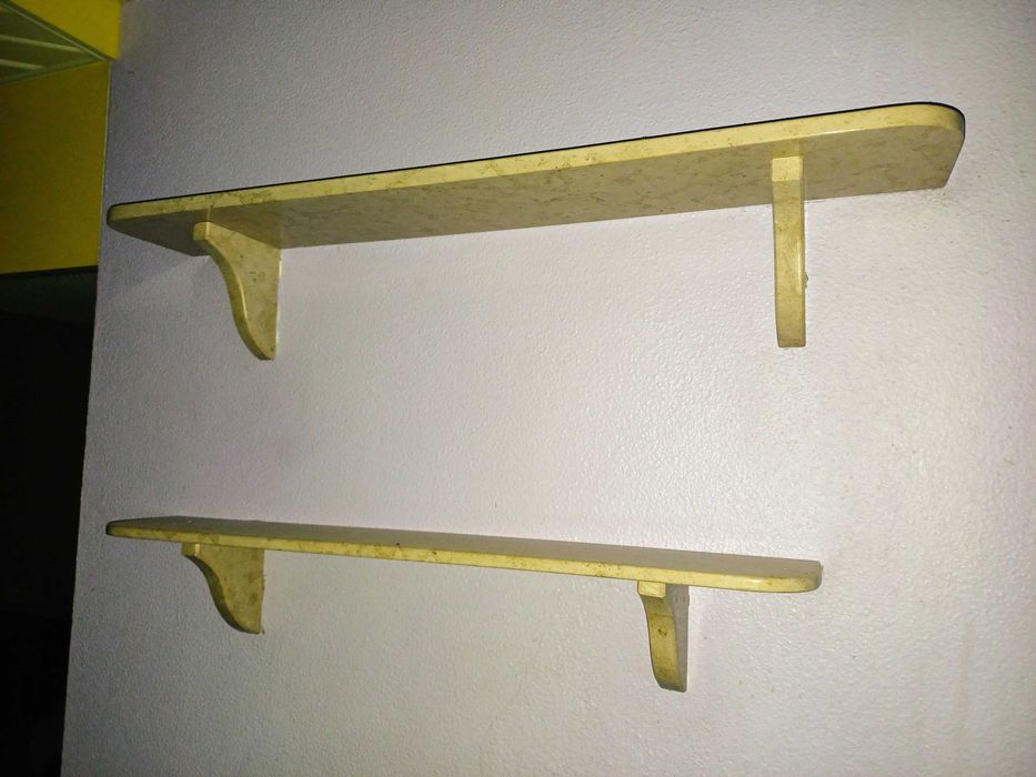 Prateleira / Estante de parede em pedra com suportes