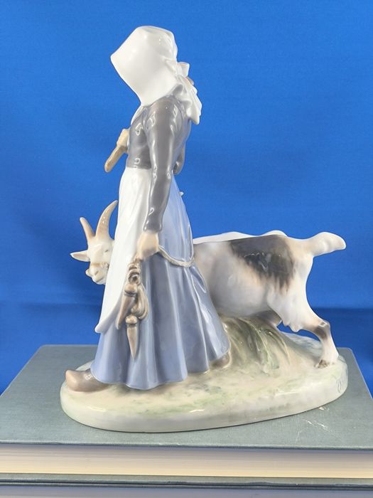 Pasterka, dziewczyna z kozami Royal Copenhagen #porcelana #ozdoba