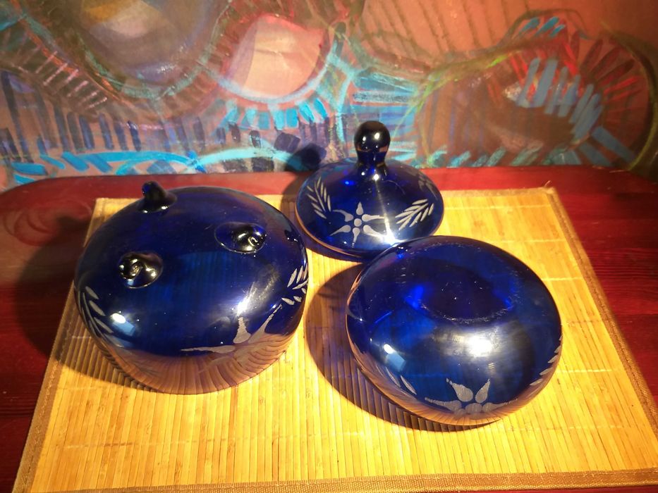 bomboniera misa ze szkła kobaltowego vintage huta Hortensja