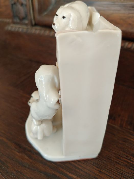 Kredens z porcelany
