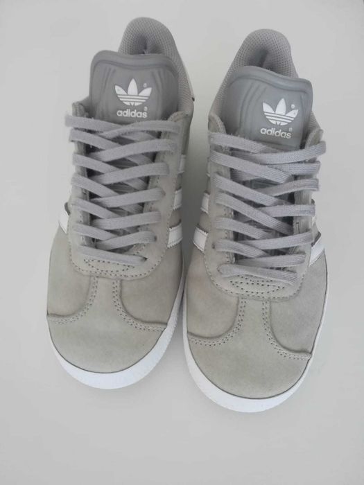 Ténis Adidas - cor cinza - tamanho 36