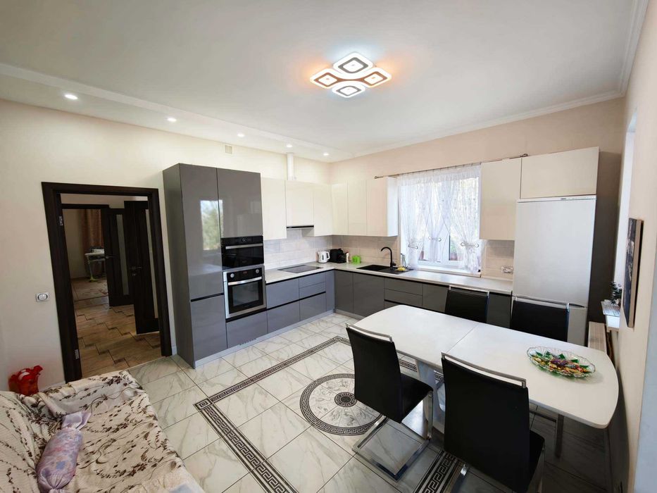Продам капітальний цегляний Будинок біля озера 205м2
