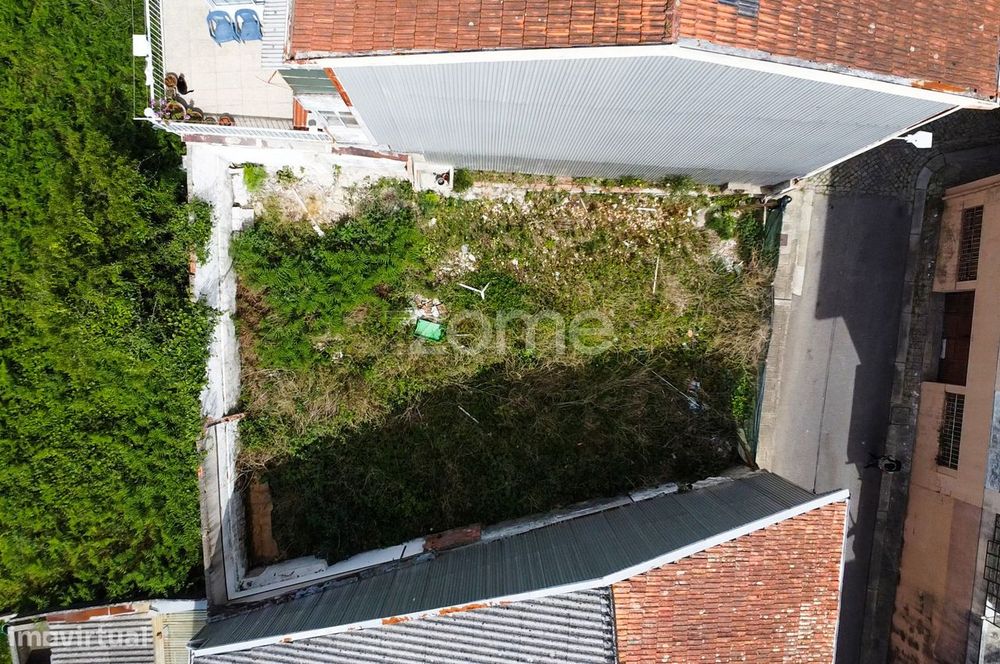 Terreno com licença para construção, junto ao Parque Oriental do Po...