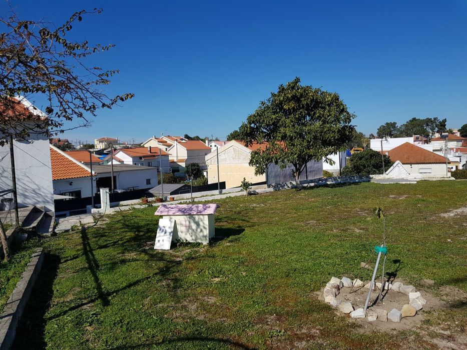 Vendo/Permuto Terreno 1.190 m² c/benfeitorias Charneca de Caparica
