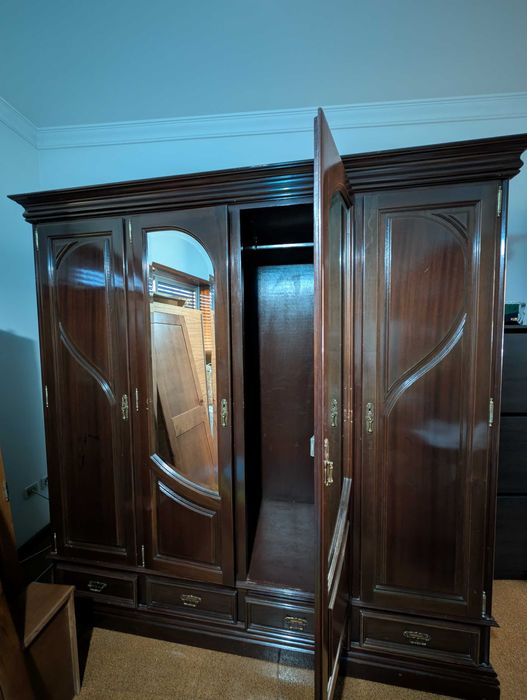 Guarda-fatos de 4 portas, madeira maciça, castanho escuro