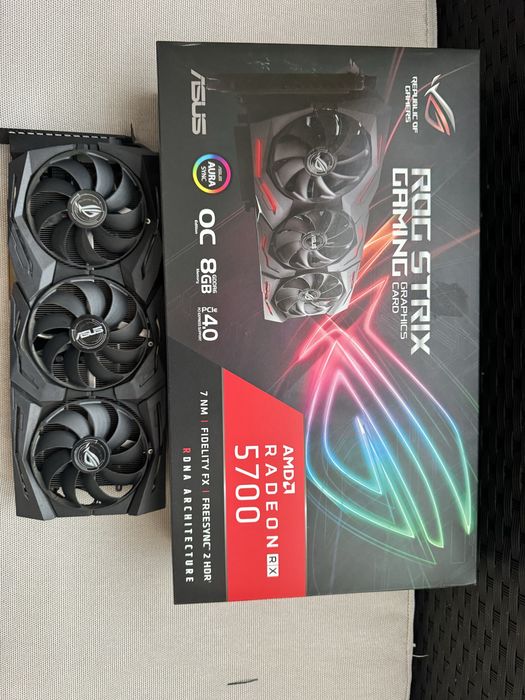 Karta graficzna Asus ROG Strix gaming  radron rx5700 trzy wentylatory