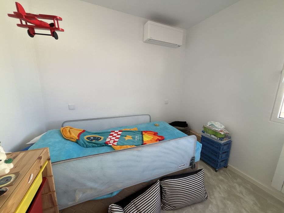 Cama solteiro base rebatível e 2 sofás