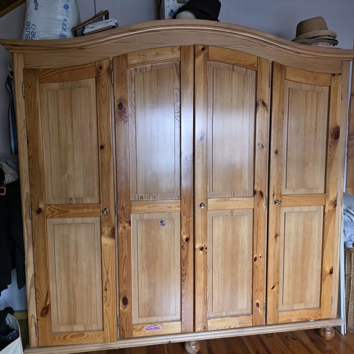 Duża drewniana szafa