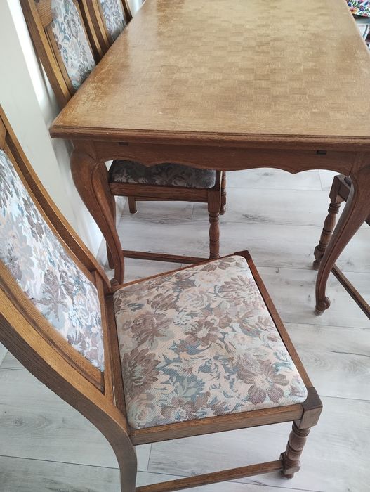 Drewniany stół z krzesłami