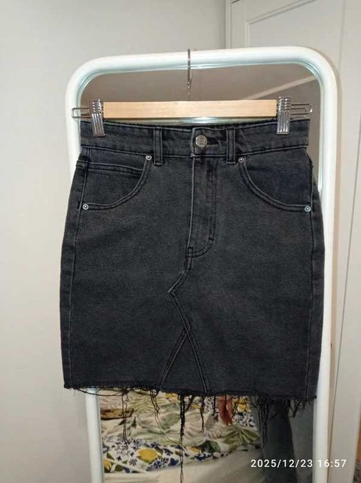 Czarna mini jeansowa spódniczka wystrzępiony dół grunge 90s denim mini black skirt Pull & Bear XS