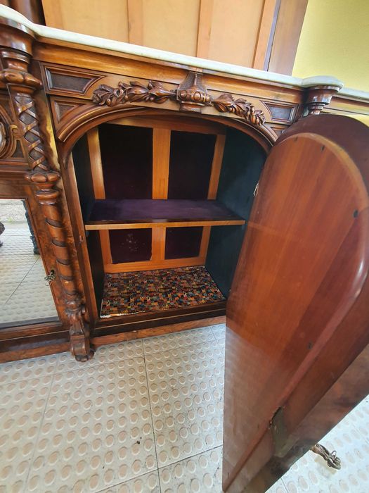 APARADOR PRECIOSO VICTORIANO com imensa personalidade para uma sala