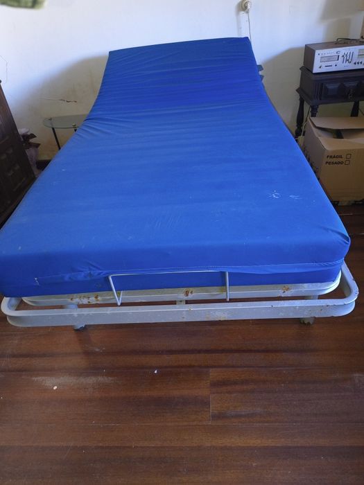 Cama articulada com comando elétrico e colchão antiescaras