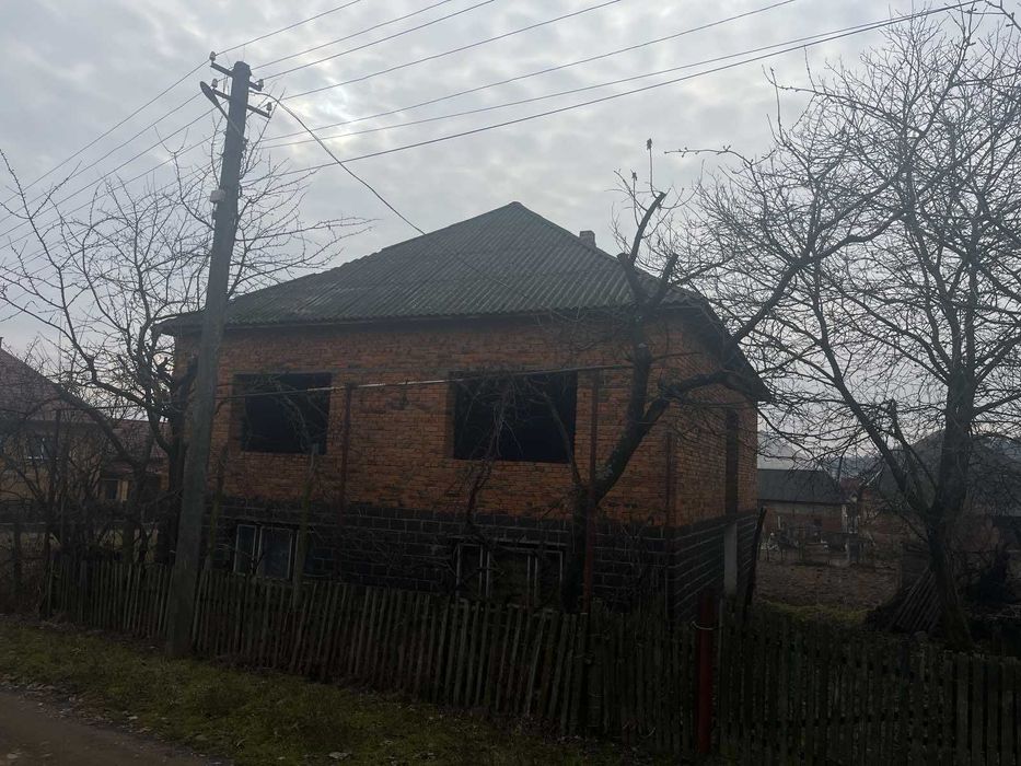 Продається будинок та земельні ділянки
