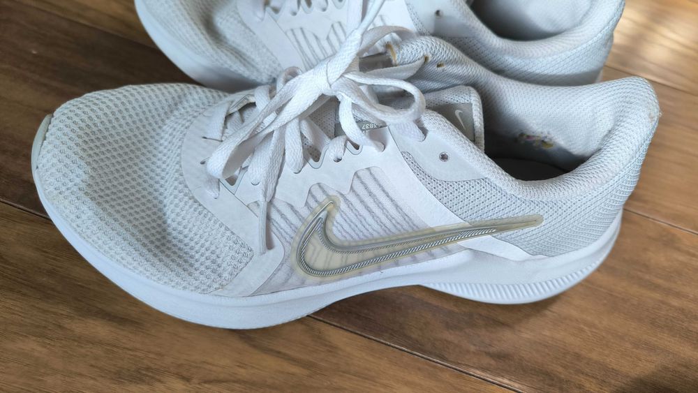 Buty sportowe Nike r. 37 – białe, lekkie