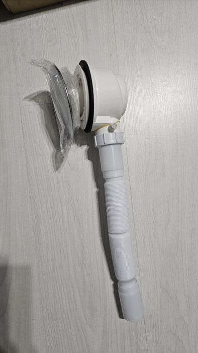 Syfon wanna, brodzik i bateria kuchenna.