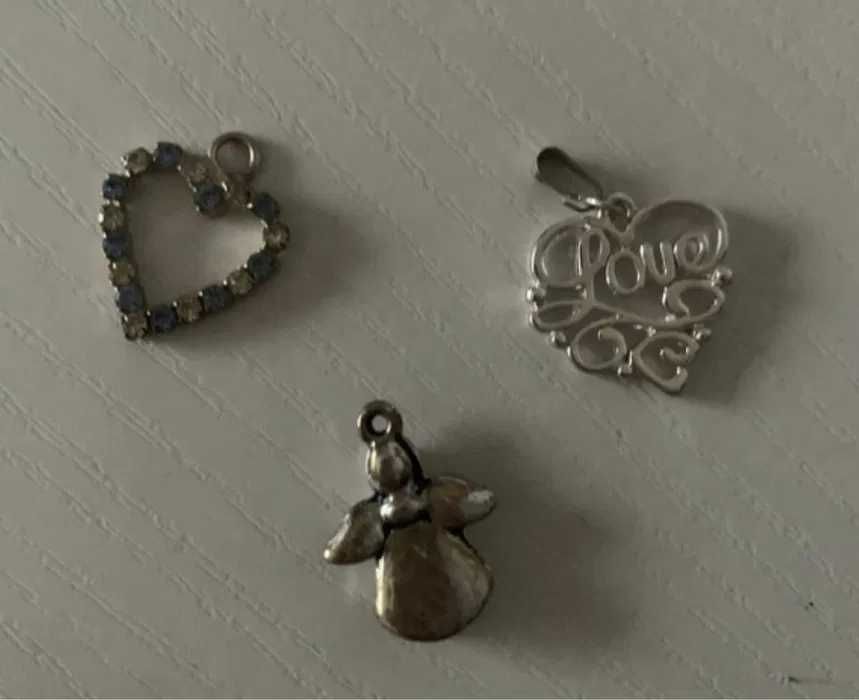 Fios, colares e peças