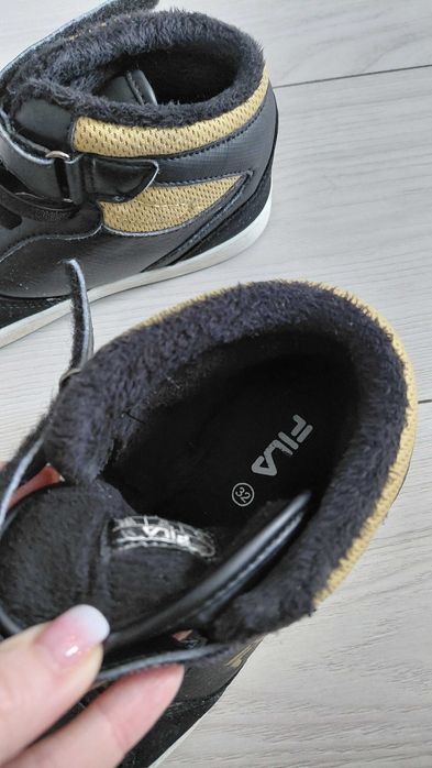 Продам кроссовки Fila 32