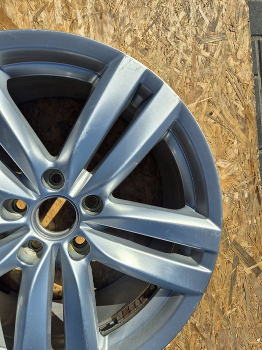 Felga aluminiowa Volkswagen Passat B7 3AA601025H 8Jx18 Et44