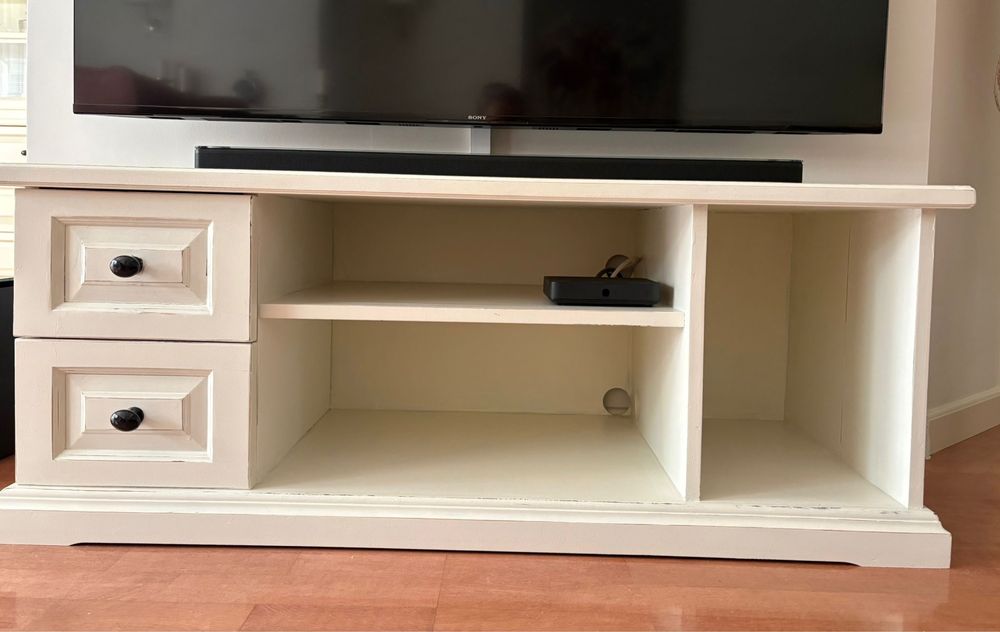 Drewniana szafka rtv pod TV