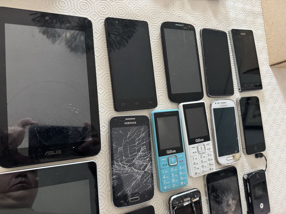 Lot of 13 Mobile Phones (Samsung, iPhone, Huawei) and 2 Tablets64751791032835121