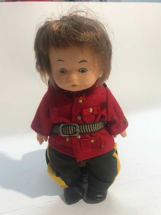 bonecos de varias nacionalidades