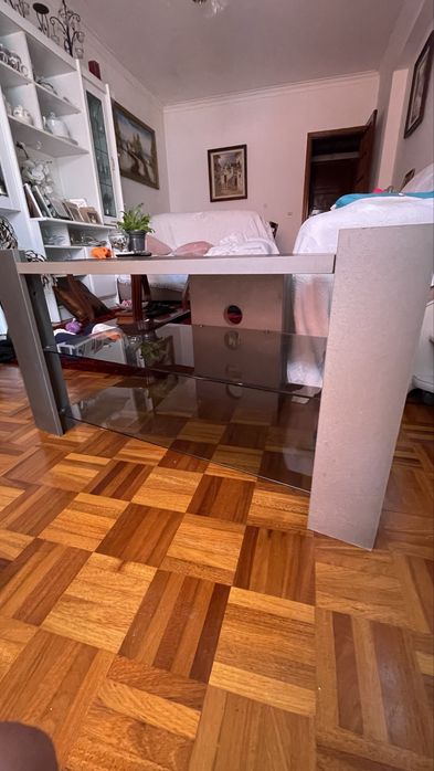 Móvel TV com 2 prateleiras em vidro