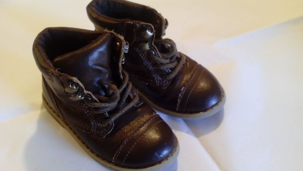 BOTAS  e Sapatos castanhos menino