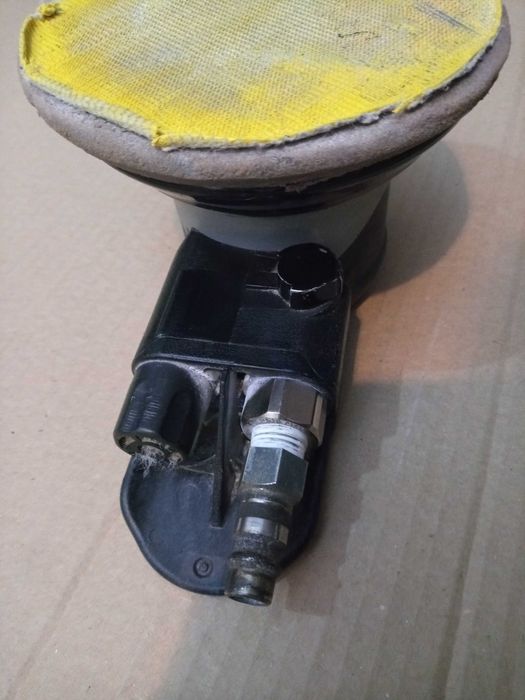 Lombardowski. Pneumatyczna szlifierka oscylacyjna Dynabrade MDL 56815