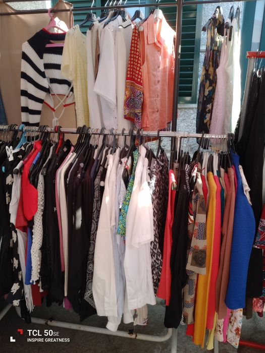 Vendo lotes de roupa semi nova 50 peças 30€