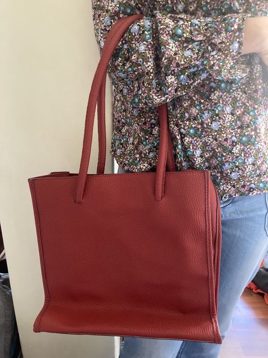 Mala vermelha em pele sintetica