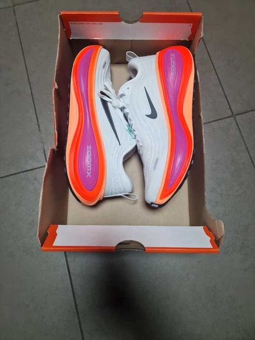 Nike Vomero Plus White Fire Pink Hyper Crimson  Rozmiar 37.5