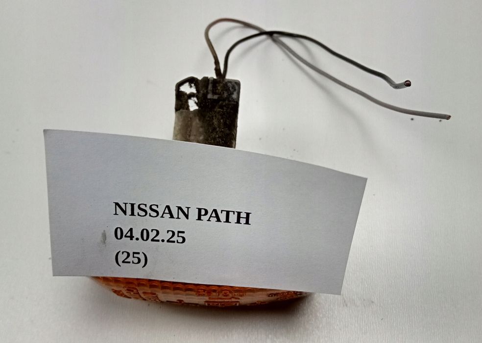 KIERUNKOWSKAZ LEWY BŁOTNIKA PRZÓD NISSAN PATHFINDER R50