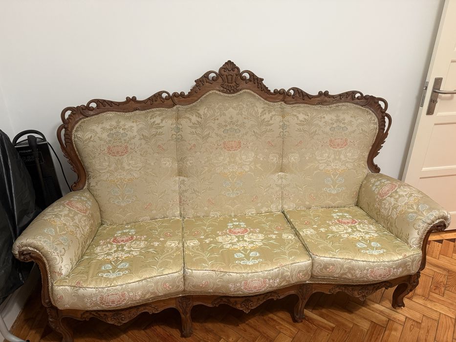 Cadeirao antigo em tons de dourado