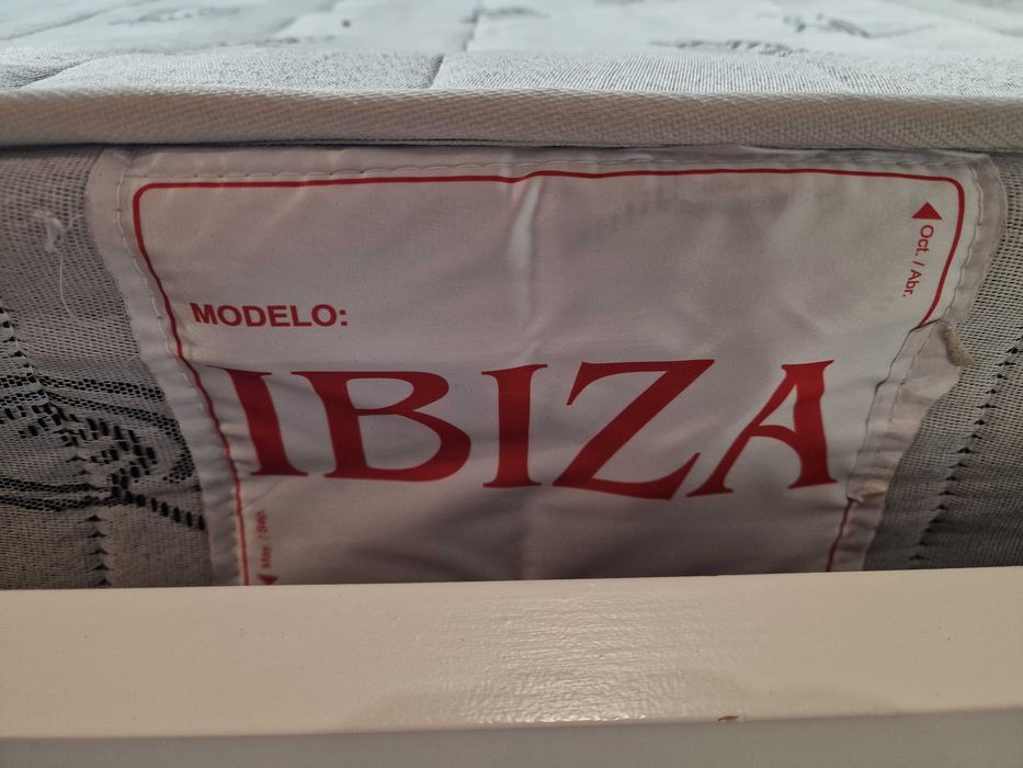 Cama Solteiro em muito bom estado