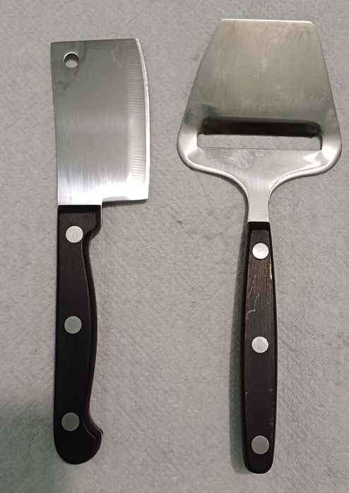 Набор ножей для сыра. 
Лопатка для сыра: Предназначена для нарезки тве