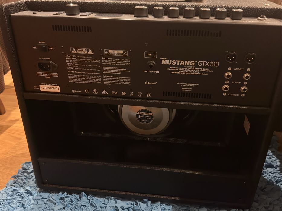 Amplificador Fender Mustang GTX100 - com footswitch e cabos.