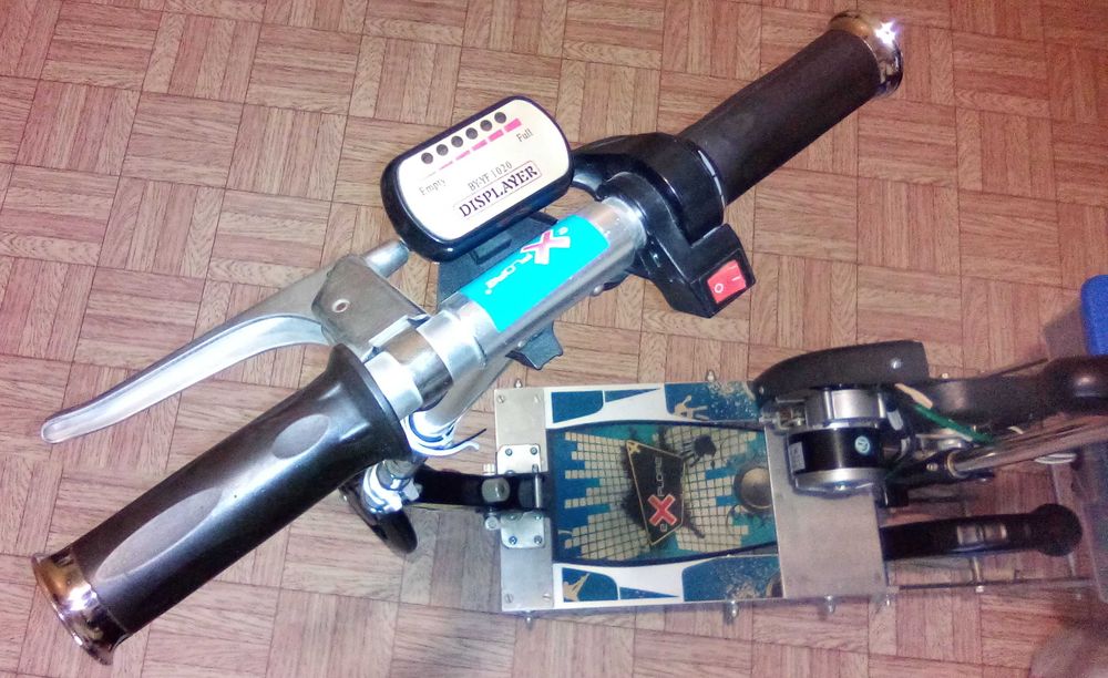 Электросамокат трёхколёсный