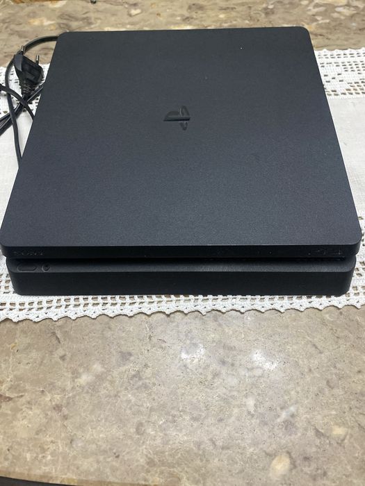 PS4 slim 500gb com 2 comandos + 2 jogos