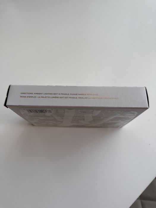 Коробка від палетки hourglass лебідь, палетка