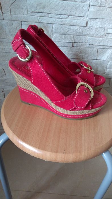 Sandały na koturnie 36