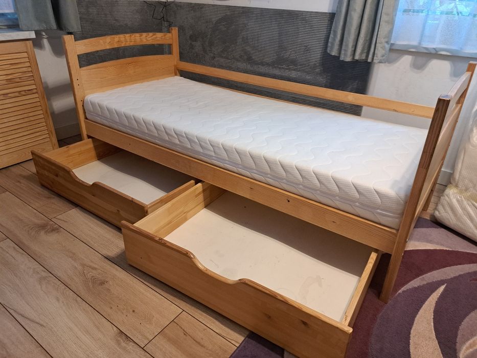 Łóżko sosnowe z szufladami +materac