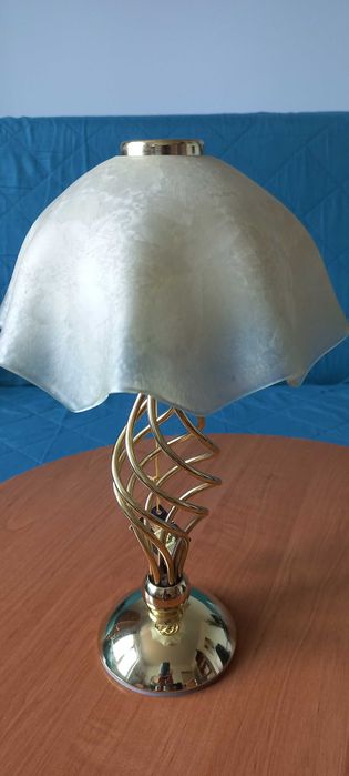 Stylowa lampka stołowa na  świeczkę ze szklanym abażurem.