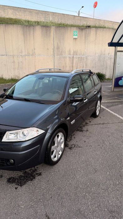 Vendo Renault Megane Break (carrinha) de Abril de 2006, com 263.192 km. Viatura nacional, muito económica e espaçosa para o dia a dia.