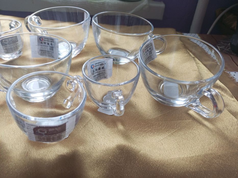 Чайние і кофейние чашкі.