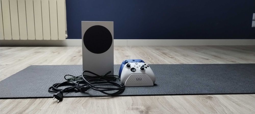 X-box series s z dwoma padami i stacja ładującą