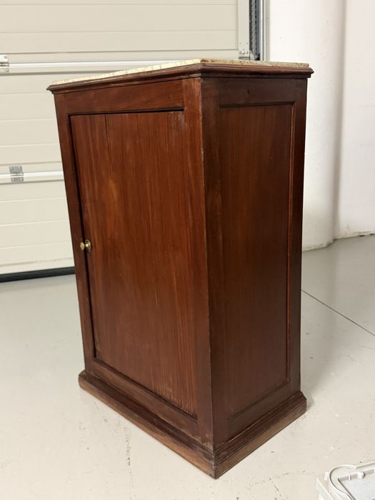 Móvel antigo em madeira com porta de correr