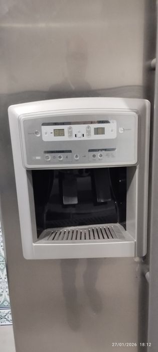 Frigorífico Americano, com sistema para fazer gelo, precisa  de placa.