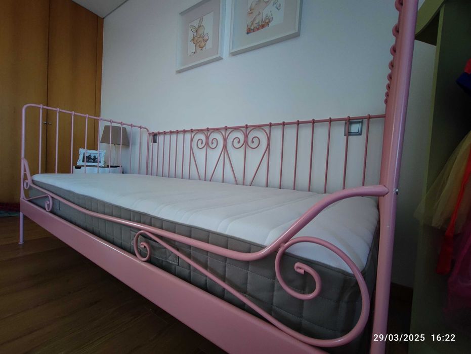 Cama de criança/menina em ferro cor de rosa e colchão 90 X 200cm.